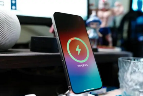 高邮苹果15换屏服务分享用什么充电器给iPhone15充电更好 